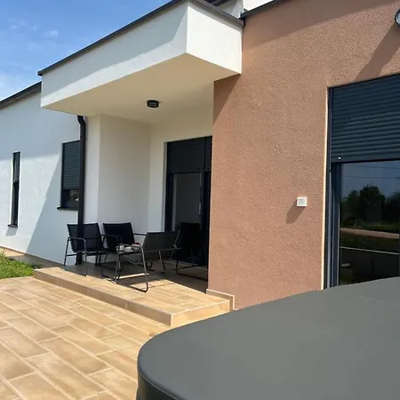 Modern Ula בית נופש ברטוניגלה