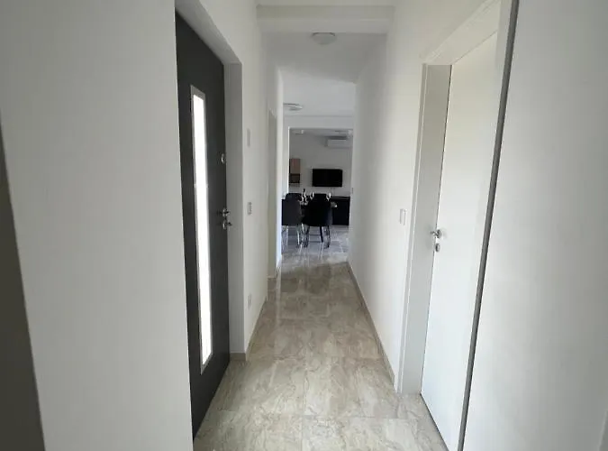 펜션 Modern Ula 브르토니글라