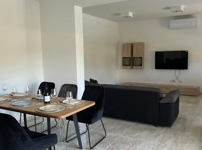 Modern Ula 펜션 브르토니글라