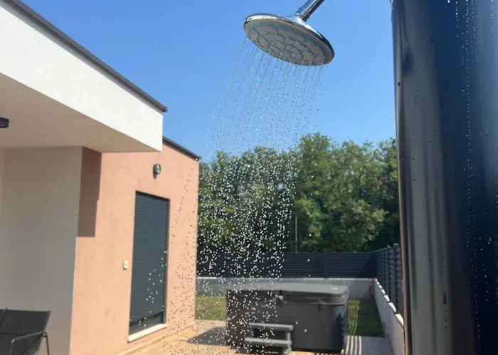 Modern Ula 펜션 브르토니글라